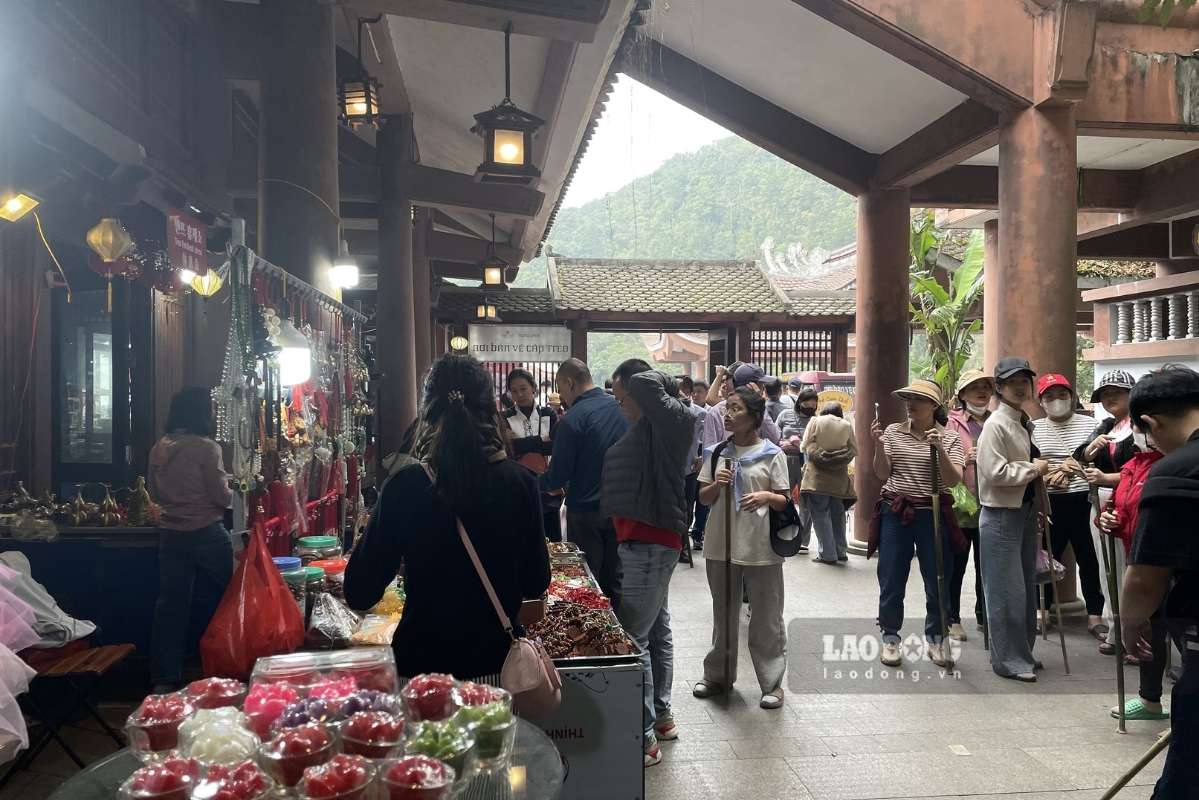 Một số cửa hàng kinh doanh nhỏ lẻ xuất hiện tình trạng “đội giá“. Ảnh: Thanh Bình