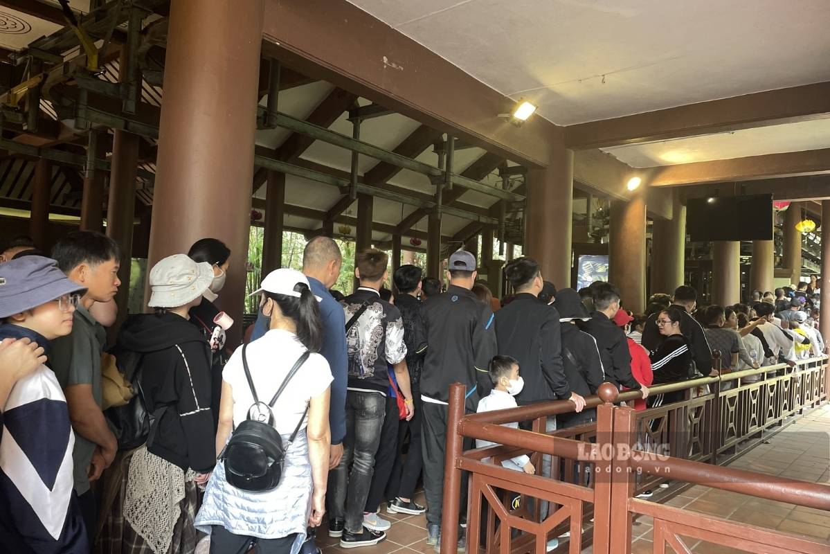 Dòng người xếp hàng tại nhà ga cáp treo 1, sau 2 chuyến xe điện miễn phí kết hợp đi bộ.