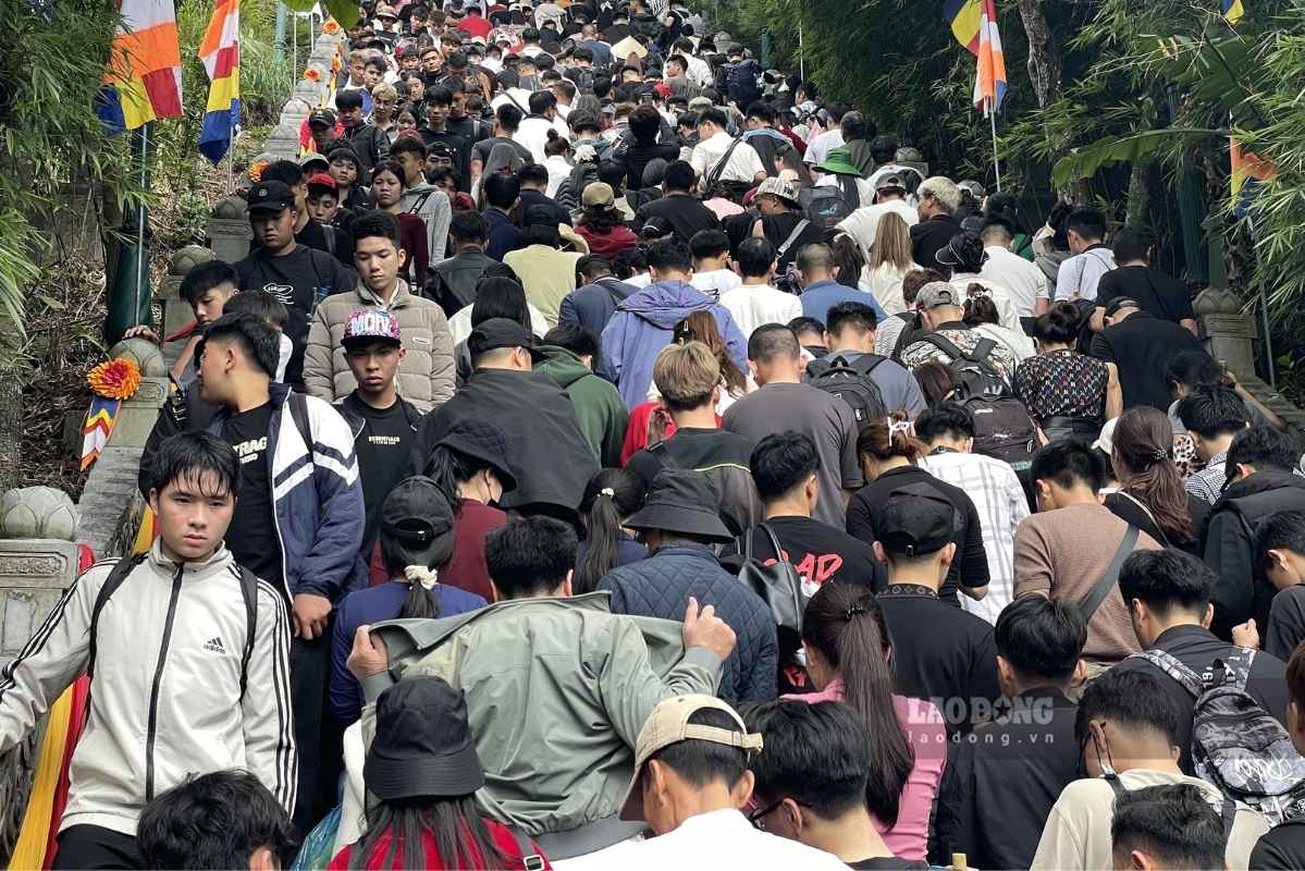 Lượng người đổ về các địa điểm tâm linh nổi tiếng trong Khu di tích khiến việc di chuyển gặp khó khăn. Ảnh: Thanh Bình