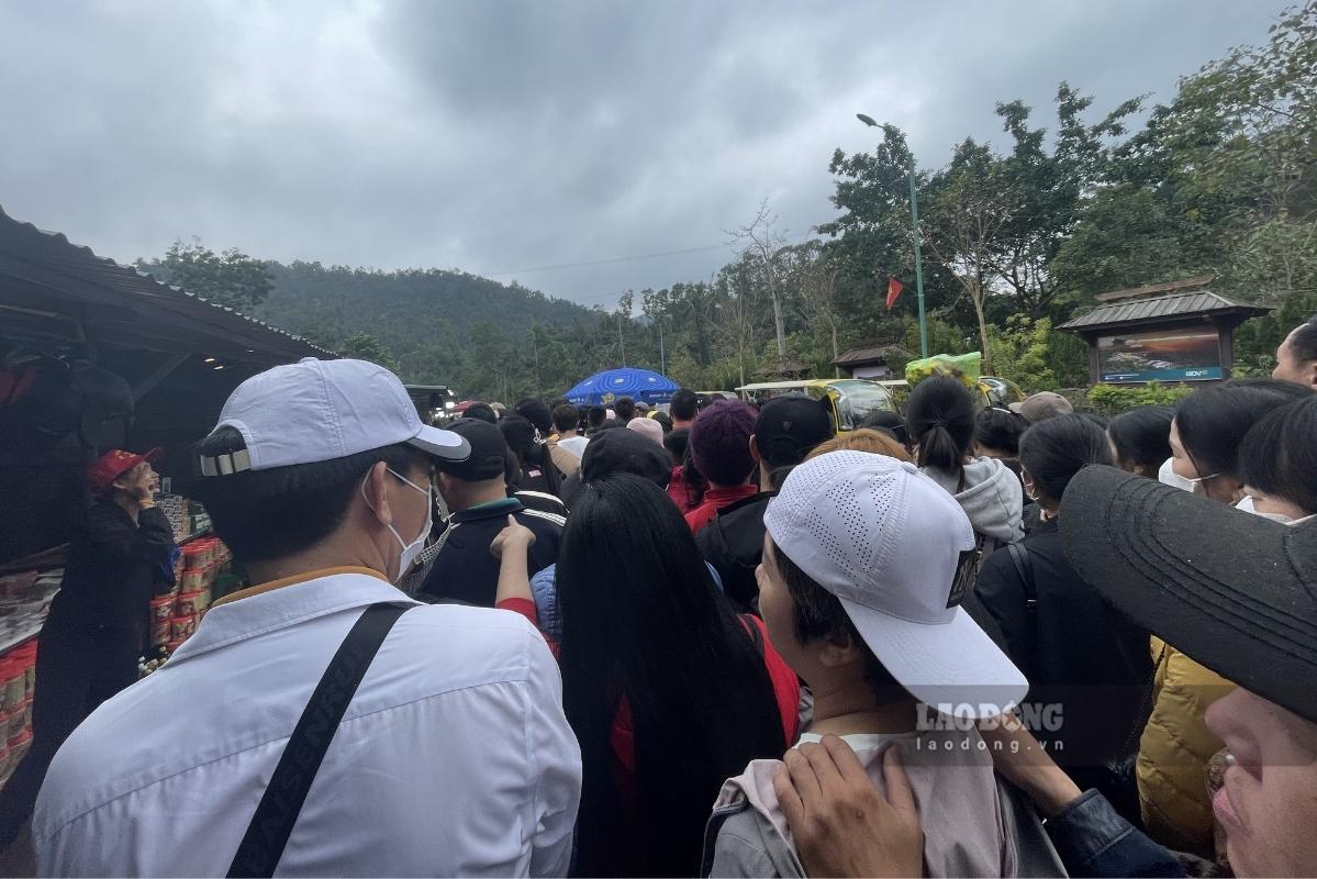 Khu vực xếp hàng chờ xe điện miễn phí đón du khách lên cổng chính nối dài. Ảnh: Thanh Bình