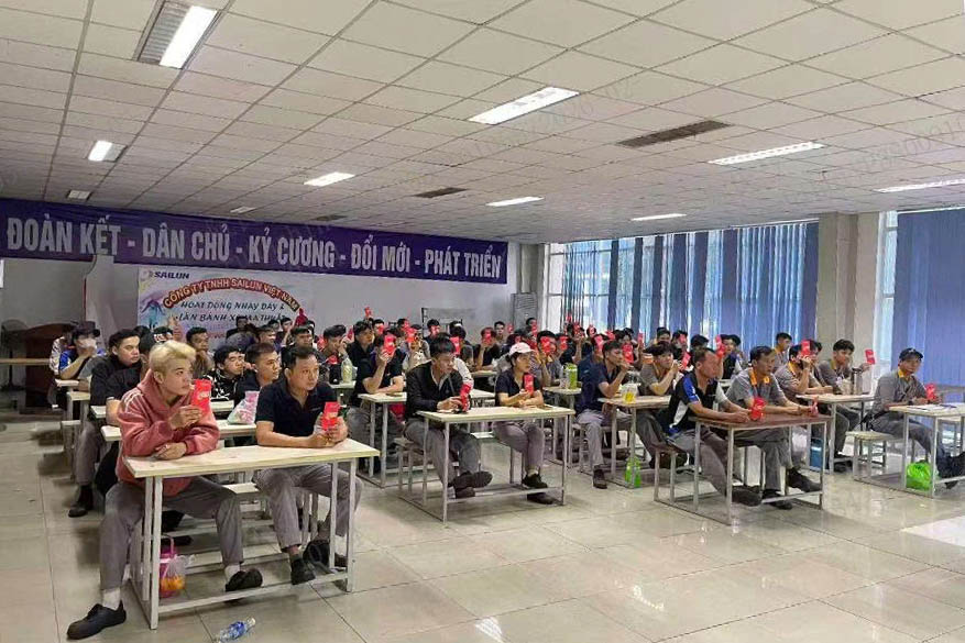 Mỗi công nhân Công ty TNHH Sailun Việt Nam nhận lì xì 100.000 đồng. Ảnh: Phương Dung