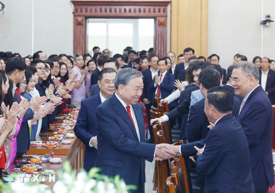 Tổng Bí thư Tô Lâm chúc Tết cán bộ, công chức, viên chức Văn phòng Trung ương Đảng. Ảnh: TTXVN