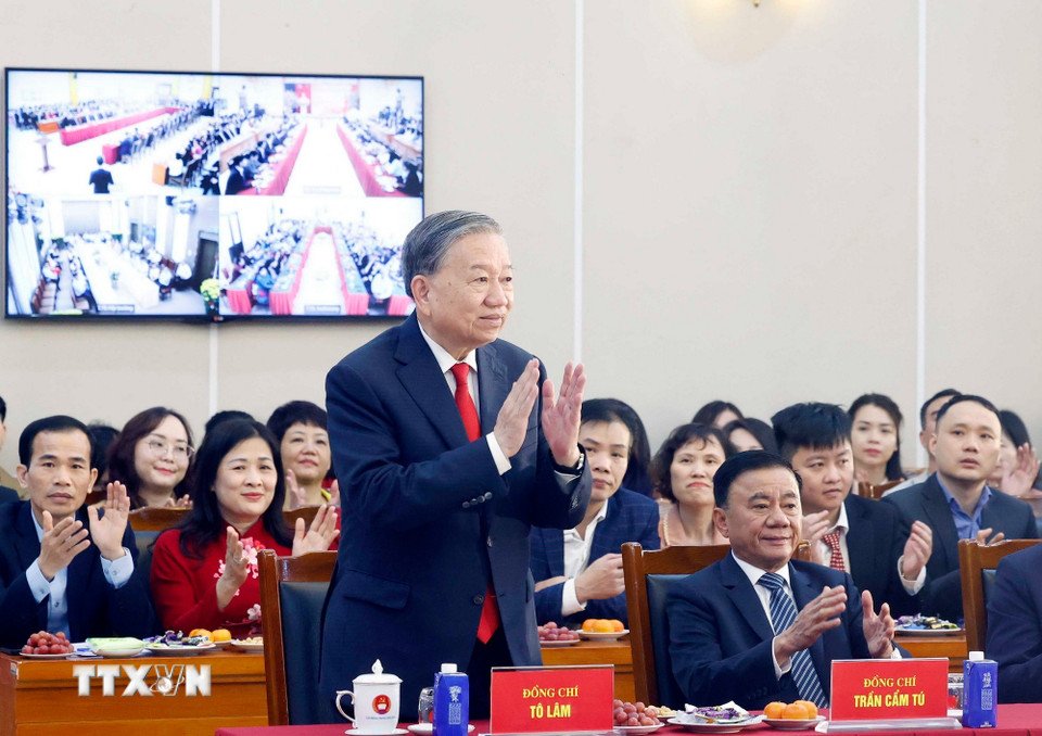 Tổng Bí thư Tô Lâm chúc Tết cán bộ, công chức, viên chức, người lao động Văn phòng Trung ương Đảng. Ảnh: TTXVN