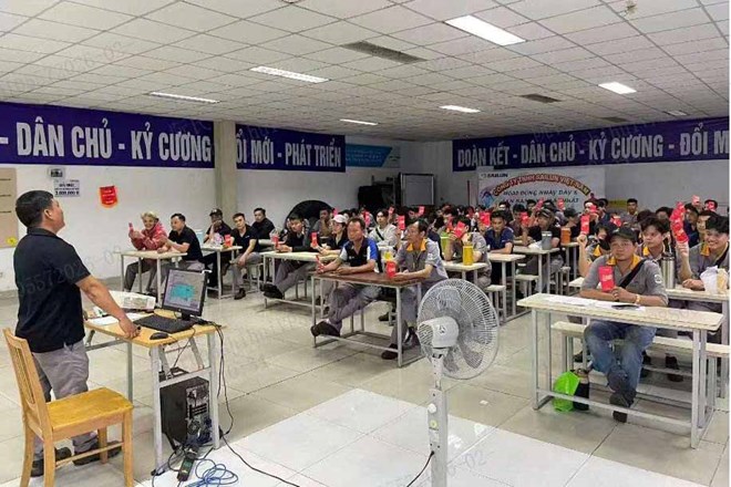 Công nhân ở Tây Ninh phấn khởi nhận lì xì ngày làm việc đầu năm