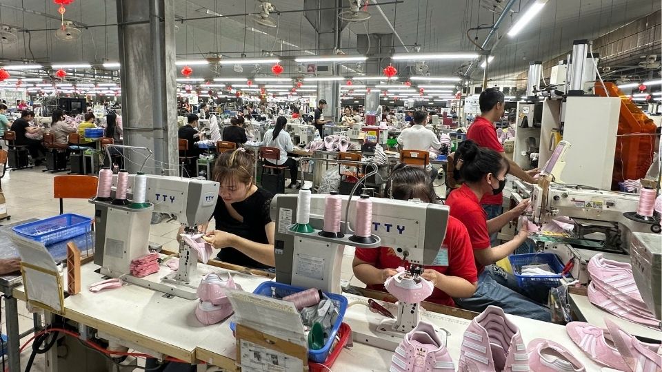 Công nhân tập trung trên dây chuyền, bắt nhịp sản xuất đầu năm mới. Ảnh: Hoàng Lộc