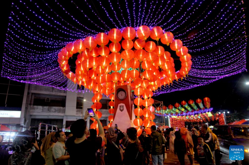 Người dân chiêm ngưỡng những chiếc đèn lồng mừng tết Nguyên đán tại Surakarta, tỉnh Trung Java, Indonesia. Ảnh: Xinhua