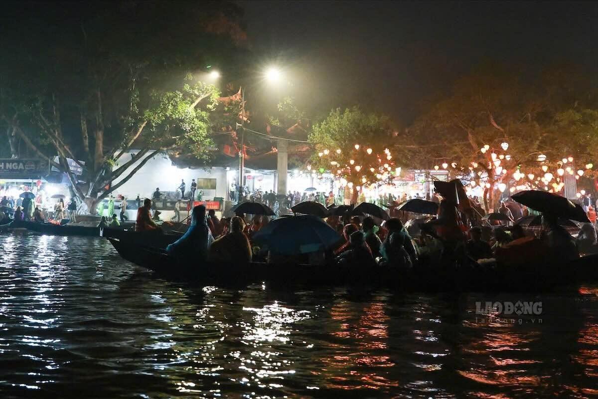 Theo ghi nhận của Lao Động, từ 4h sáng ngày 22.2 (mùng 6 Tết), khu vực bến đò suối Yến đã nhộn nhịp người xếp hàng dưới mưa chờ xuống thuyền vào lễ Phật đầu năm.
