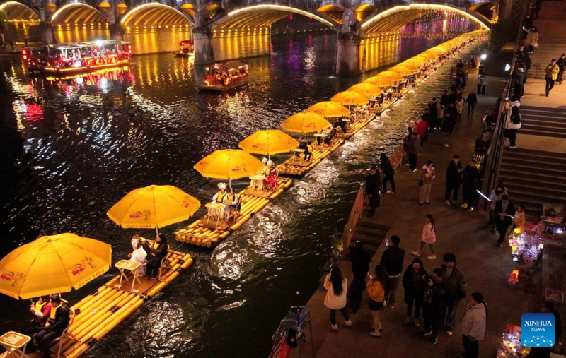 Du khách đi thuyền tại Tuyên Ân, tỉnh Hồ Bắc, miền Trung Trung Quốc, trong không khí rộn ràng. Ảnh: Xinhua