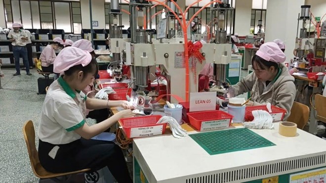 Nhà máy ở Vĩnh Long nhộn nhịp công nhân trở lại trong ngày đầu năm mới