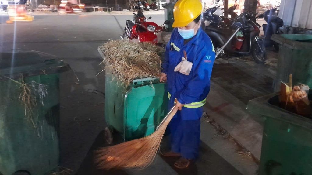 Công nhân môi trường làm việc xuyên đêm để sáng mùng 1 phố phường tinh tươm. Ảnh: Hoàng Lộc