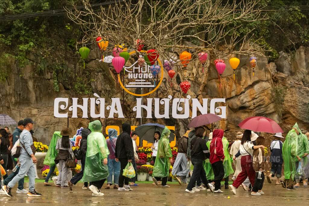 Một số gia đình lựa chọn leo bộ quãng đường từ bến Thiên Trù lên động, kéo dài khoảng một đến một tiếng rưỡi, thay vì đi cáp treo.