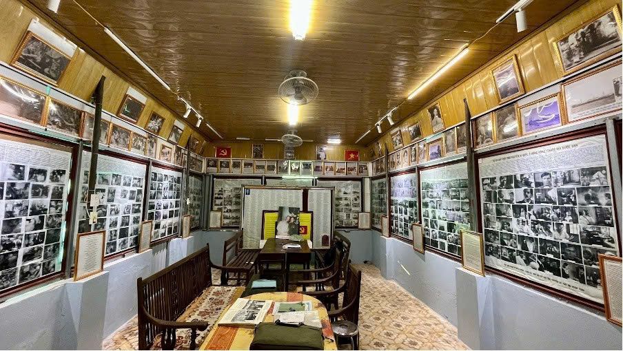 Căn phòng lưu niệm 50m2, cụ ông Trần Văn Cao dùng để trưng bày gần 1000 bức ảnh cùng những bài thơ về Bác. Ảnh: Dương Linh
