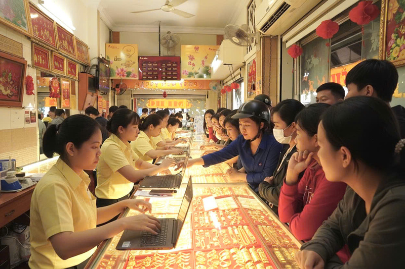 Người dân TP.Hồ Chí Minh đi mua vàng sớm lấy may, các tiệm vàng lớn luôn trong tình trạng kín khách từ sáng sớm. Ảnh: Minh Anh