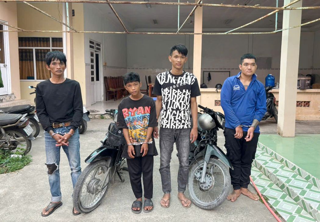 Các đối tượng Chí Hòa, Đức Hòa, Khoa và Chơn (thứ tự từ trái qua) tại thời điểm bị truy bắt nhanh. Ảnh: Vũ Tiến