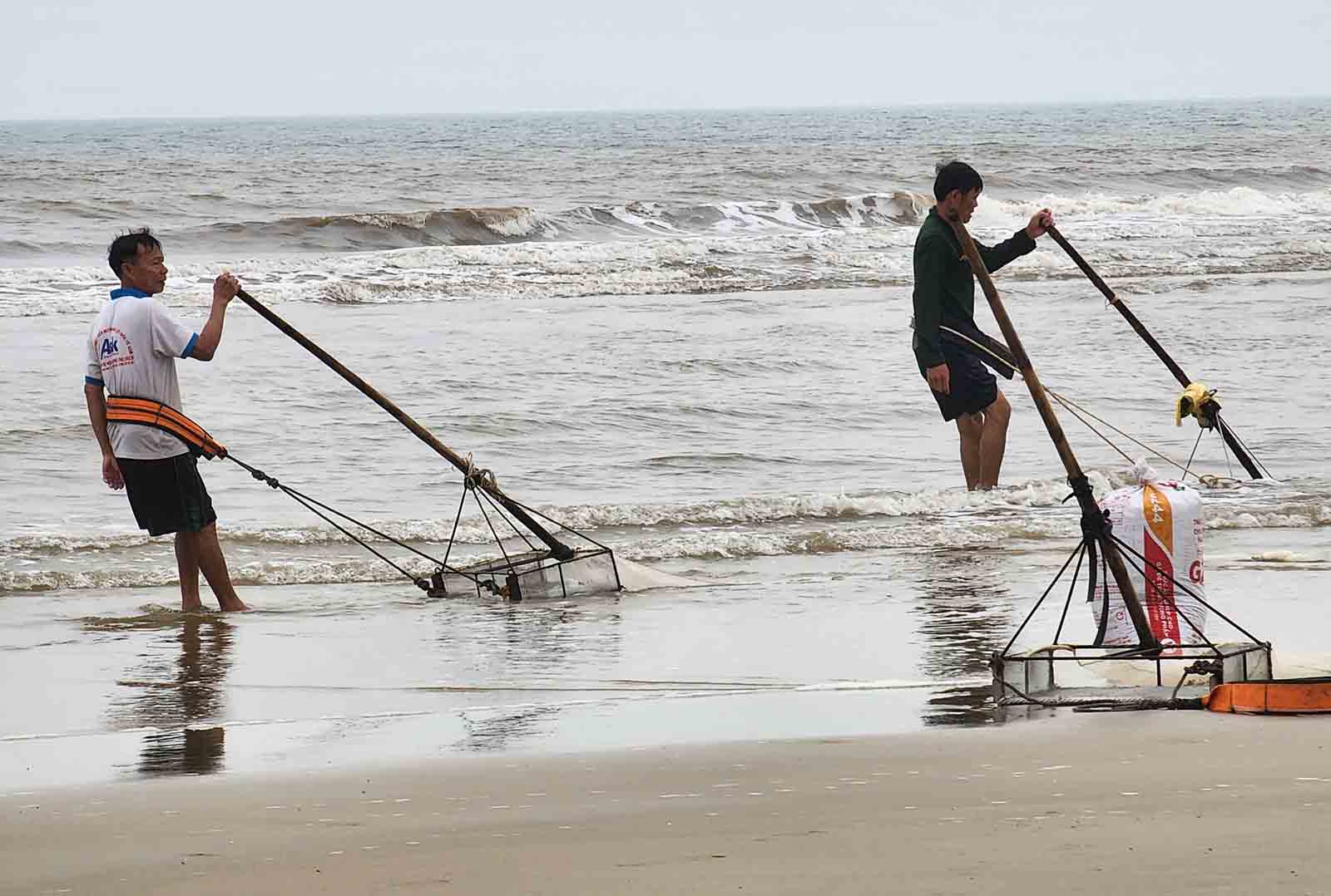 Người dân dùng cào để bắt ốc tép. Ảnh: Trần Tuấn