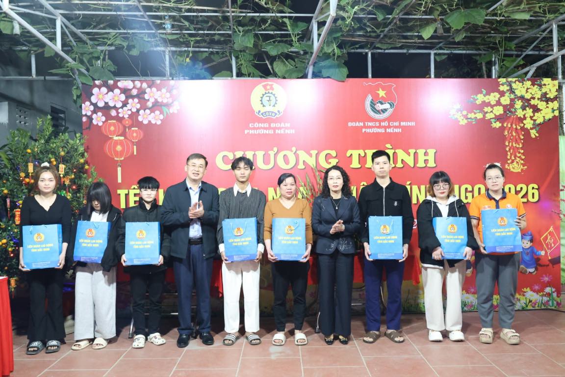 Ông Thạch Văn Chung - Ủy viên Ban Chấp hành Tổng LĐLĐVN, Tỉnh ủy viên, Chủ tịch LĐLĐ tỉnh Bắc Ninh tặng quà cho công nhân lao động. Ảnh: LĐLĐ tỉnh Bắc Ninh