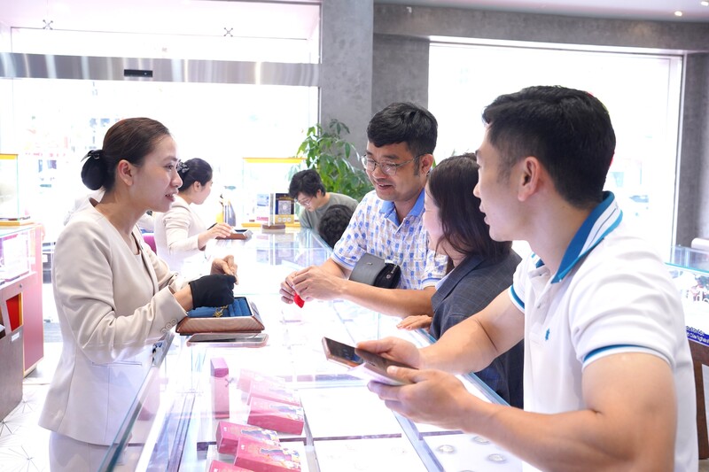 Đông đảo khách hàng đi mua vàng lấy may.