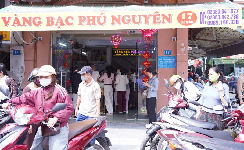 Không chỉ người dân ở trong tỉnh, nhiều khách hàng từ các địa phương lân cận của tỉnh Hà Tĩnh cũng sang tham khảo, giao dịch vàng trong ngày vía Thần Tài. Tại Cửa hàng vàng bạc Kim Thành Huy, nhẫn tròn 9999 có giá bán ra 17,8 triệu đồng, trang sức 99.9 có giá bán ra 17,770 triệu đồng.