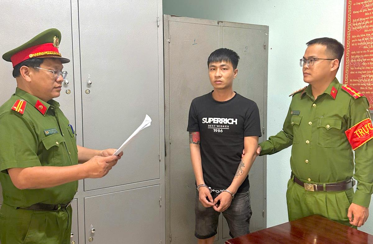 Đối tượng truy nã Phan Hồng Thiện bị khống chế khi lén lút về địa phương. Ảnh: CACC