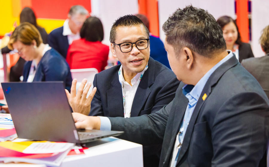 Nhiều cuộc gặp gỡ, trao đổi đang diễn ra sôi động tại gian trưng bày của đoàn Việt Nam.