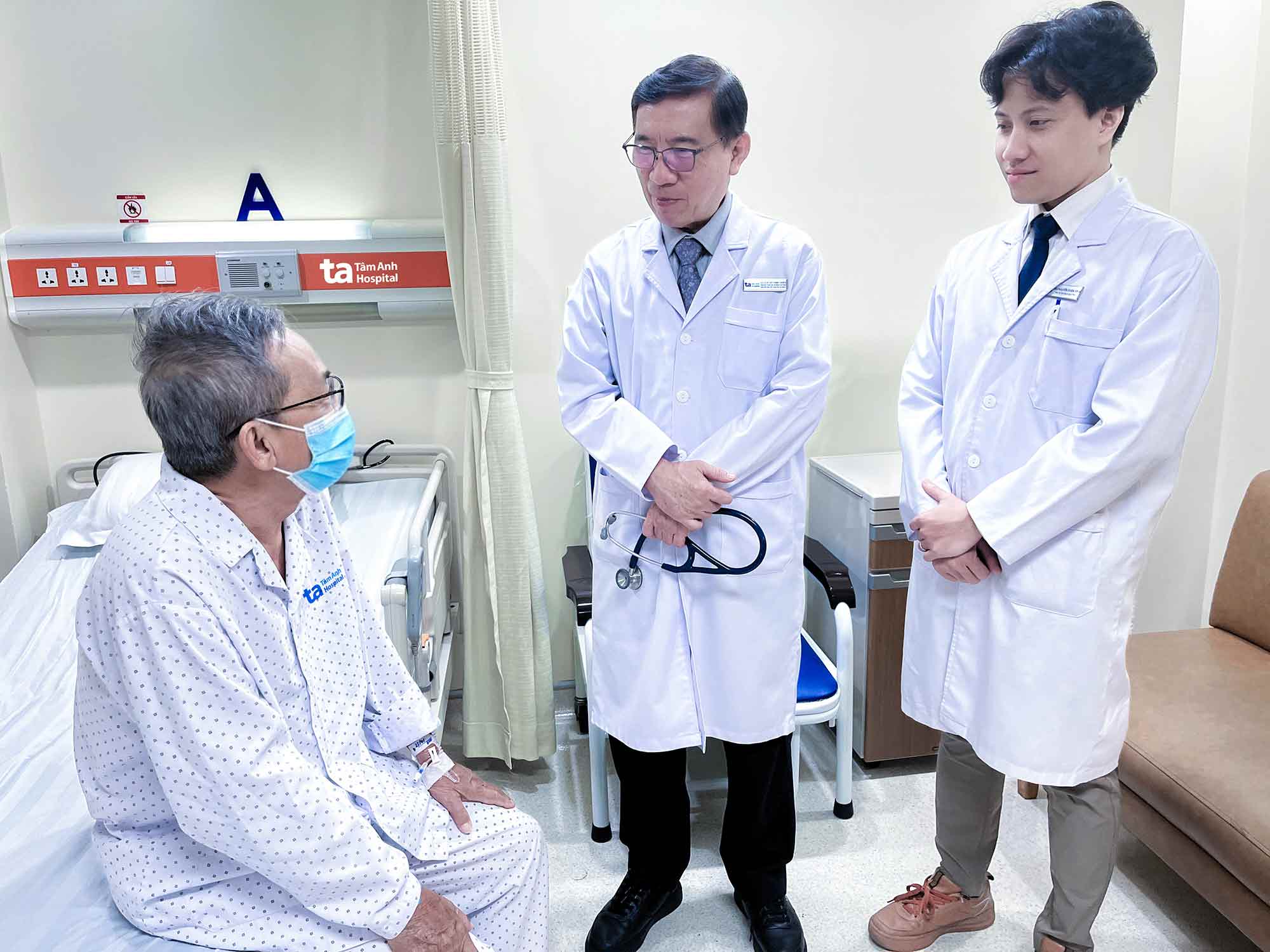 TTND.GS.TS.BS Võ Thành Nhân (giữa) hỏi thăm sức khỏe bệnh nhân sau một ngày được can thiệp cấy máy tạo nhịp không dây thế hệ mới nhất. Ảnh: BVĐK Tâm Anh