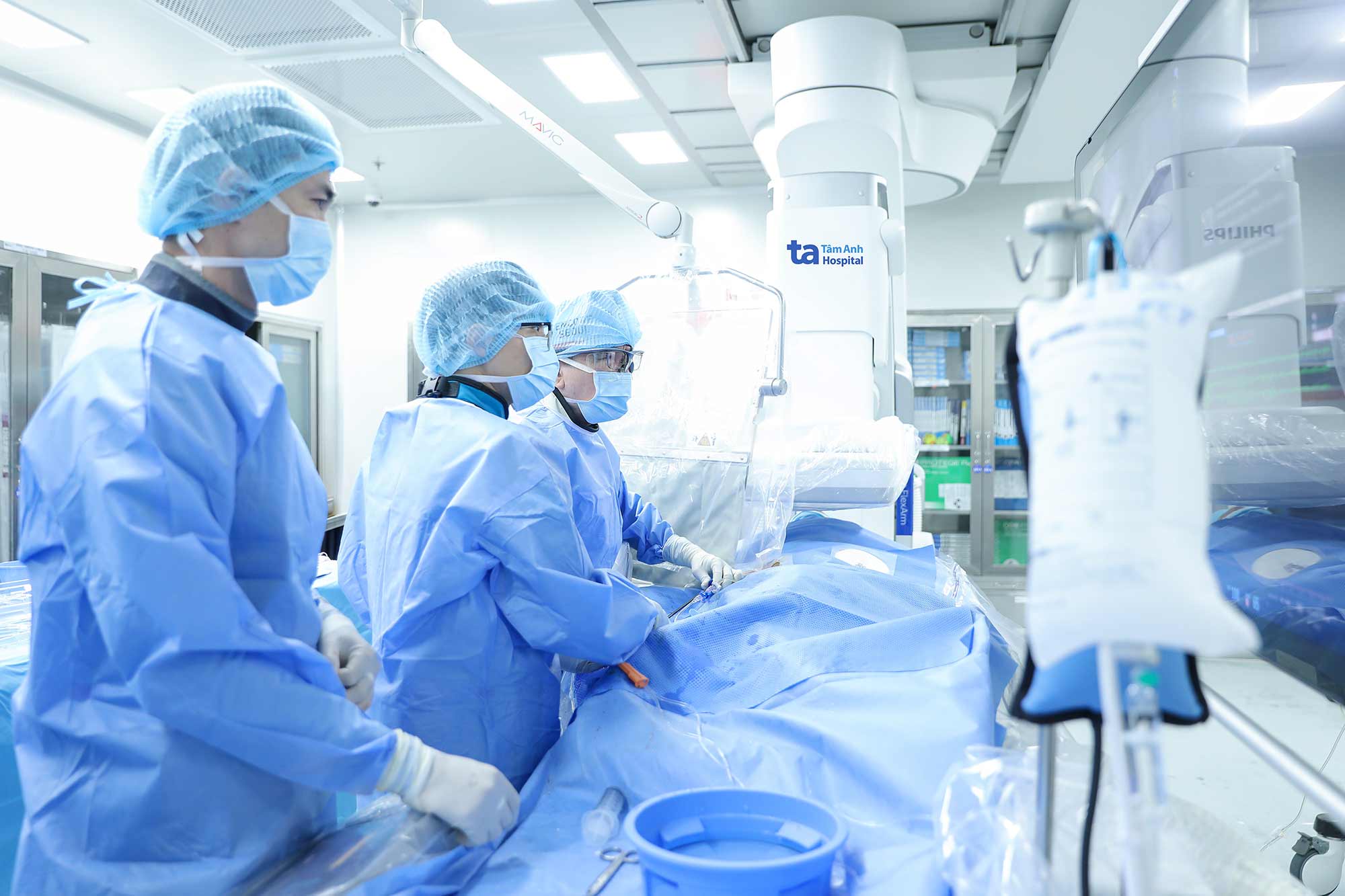 Các bác sĩ Trung tâm Tim mạch Can thiệp, Bệnh viện Đa khoa Tâm Anh TP.HCM, thực hiện cấy máy tạo nhịp không dây thế hệ mới cho người bệnh trong phòng mổ hybrid với sự hỗ trợ của hệ thống X-quang kỹ thuật số hiện đại. Ảnh: BVĐK Tâm Anh