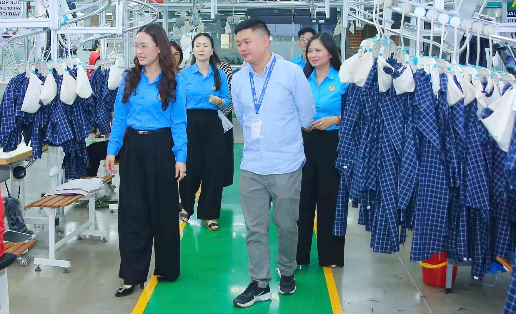 Đại diện lãnh đạo LĐLĐ tỉnh Ninh Bình kiểm tra hoạt động sản xuất tại Công ty TNHH Hải Vinh (tại phường Nam Hoa Lư). Ảnh: Diệu Anh