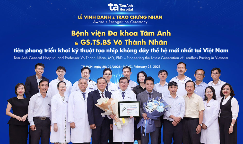 Ông Mongkol Sankum - đại diện Medtronic (thứ 5 từ phải sang) trao chứng nhận Chuyên gia đầu tiên thực hiện thành công ca can thiệp cấy máy tạo nhịp không dây thế hệ mới nhất tại Việt Nam cho TTND.GS.TS.BS Võ Thành Nhân (đứng giữa) và tặng hoa chúc mừng Bệnh viện Đa khoa Tâm Anh TP.HCM nhân ngày Thầy thuốc Việt Nam. Ảnh: BVĐK Tâm Anh
