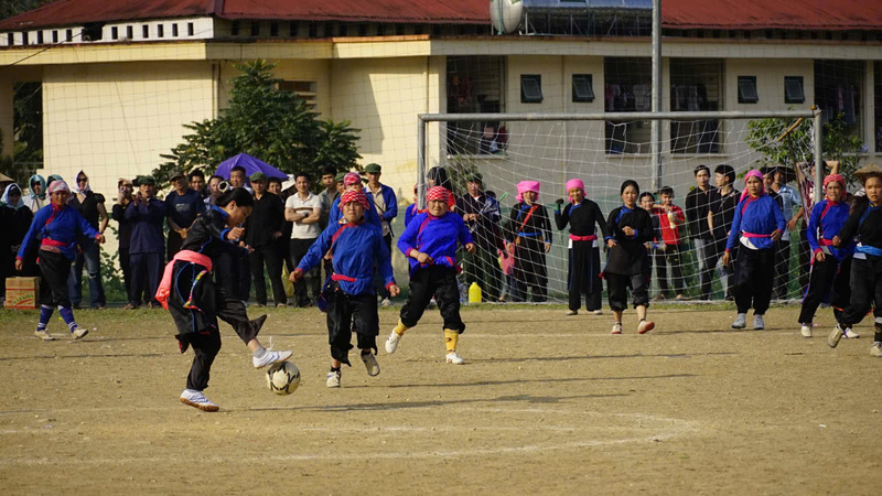 Giải bóng đá nam, nữ, đặc biệt là giải nữ trong ngày hội diễn ra sôi nổi, kịch tính, hấp dẫn thu hút đông đảo khách du lịch và người dân trong xã cổ vũ. Ảnh: Lê Hiếu