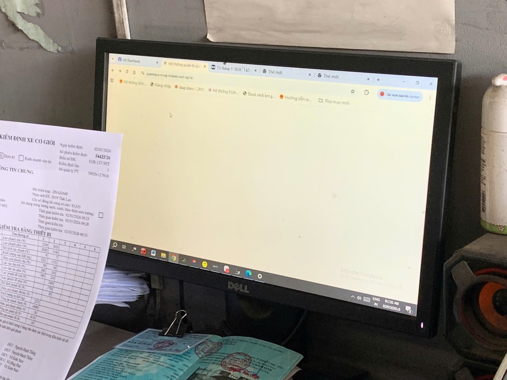 Lỗi đường truyền dữ liệu trong ngày đầu cấp đăng kiểm điện tử khiến tiến độ xử lý hồ sơ bị chậm lại. Ảnh: Mai Anh
