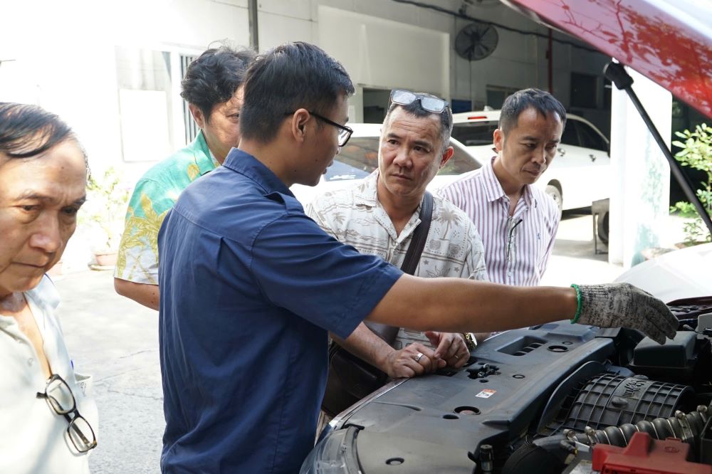 Đăng kiểm viên trực tiếp phổ biến, hướng dẫn cặn kẽ cho tài xế về quy trình đo khí thải mới khắt khe hơn ngay tại hiện trường.
