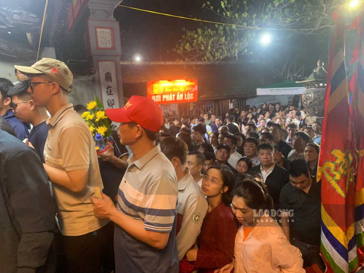 Biển ngừoi chen chân