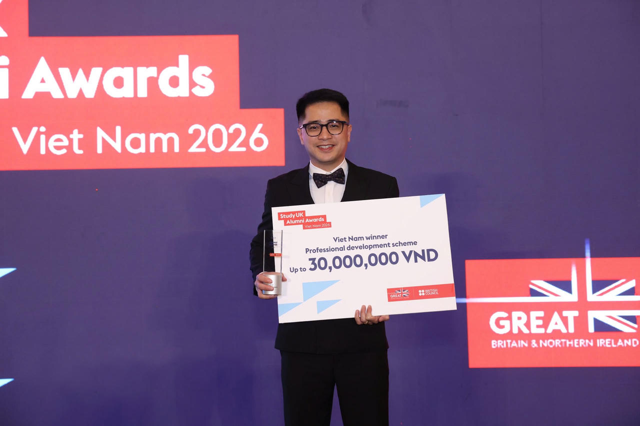 Quán quân hạng mục Kinh doanh và Đổi mới Lê Xuân Khoa được vinh danh tại Lễ trao giải. 