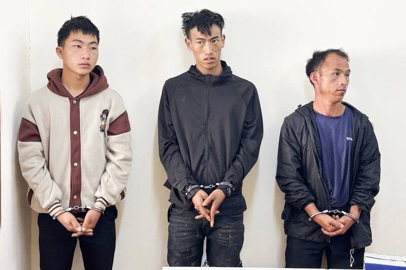 Ba đối tượng vận chuyển trái phép chất ma túy. Ảnh: Công an tỉnh Sơn La.