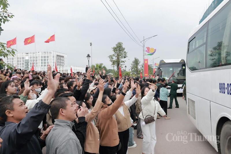 Người thân xúc động vẫy tay tiễn các tân binh lên xe về đơn vị.