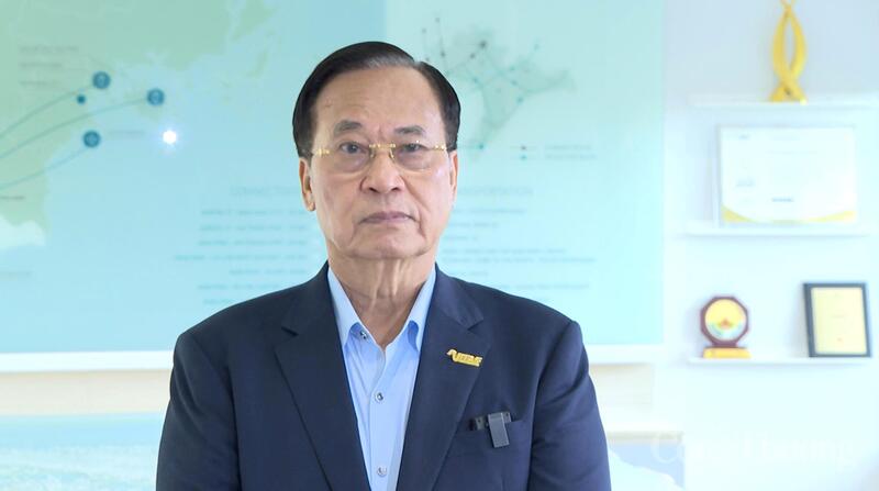 Ông Vũ Đức Giang - Chủ tịch Hiệp hội Dệt may Việt Nam trao đổi nhanh với truyền thông về tác động của xung đột Trung Đông với ngành dệt may. Ảnh: Trường Giang