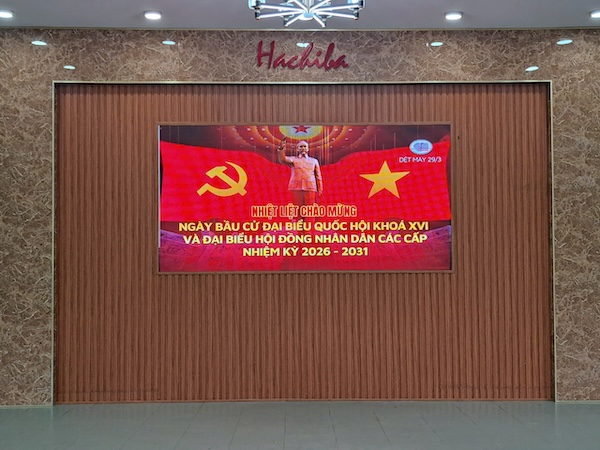 Công ty Cổ phần Dệt may 29/3 đa dạng hóa các hình thức tuyên truyền bầu cử đến công nhân. Ảnh: Nguyễn Linh