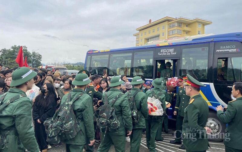 Trong không khí trang nghiêm và ấm áp nghĩa tình, các tân binh bước lên xe về đơn vị, khởi đầu chặng đường rèn luyện trong môi trường quân đội.