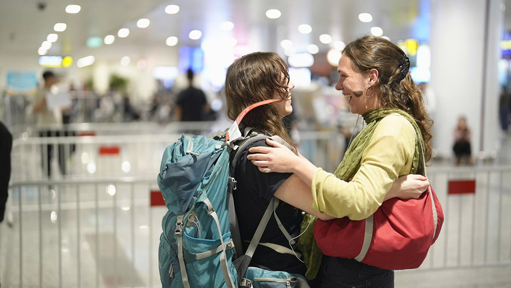 Hành khách mừng rỡ khi rời chuyến bay từ Dubai đáp xuống sân bay Nội Bài, Hà Nội chiều 5.3. Ảnh: NIA