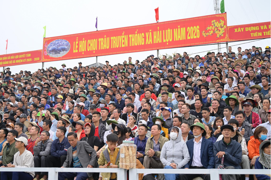 “Biển người” chen chân tại khán đài sân vận động xã Hải Lựu.