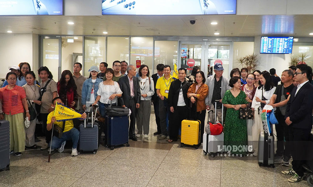 Đoàn khách du lịch Việt Nam trở về nước sau những ngày mắc kẹt ở Dubai do ảnh hưởng của chiến sự Trung Đông. Ảnh: Minh Chính