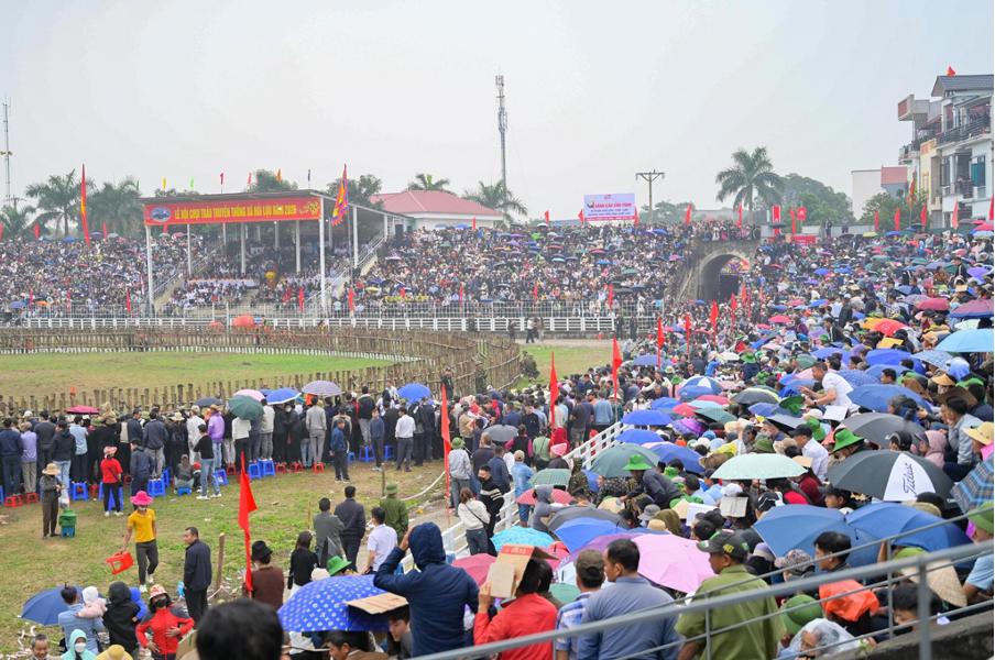 Mưa lạnh không cản bước gần 50.000 người dân và du khách đến xem hội.