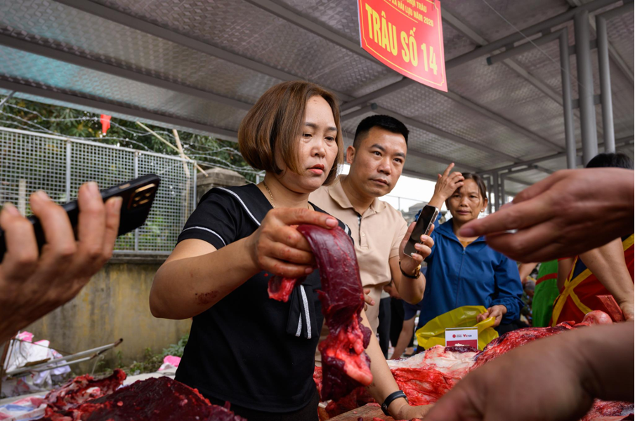 Kết thúc lễ hội, các “ông Cầu” đều được giết thịt để bán cho du khách thập phương; người dân trong làng cũng tổ chức liên hoan, cùng nhau thưởng thức thịt trâu với quan niệm ăn để lấy may mắn cho một năm mới.