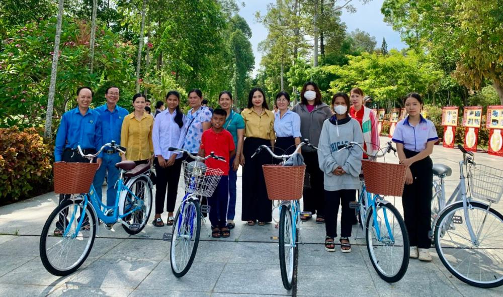 Tặng xe đạp cho học sinh khó khăn. Ảnh: CĐCS Công ty