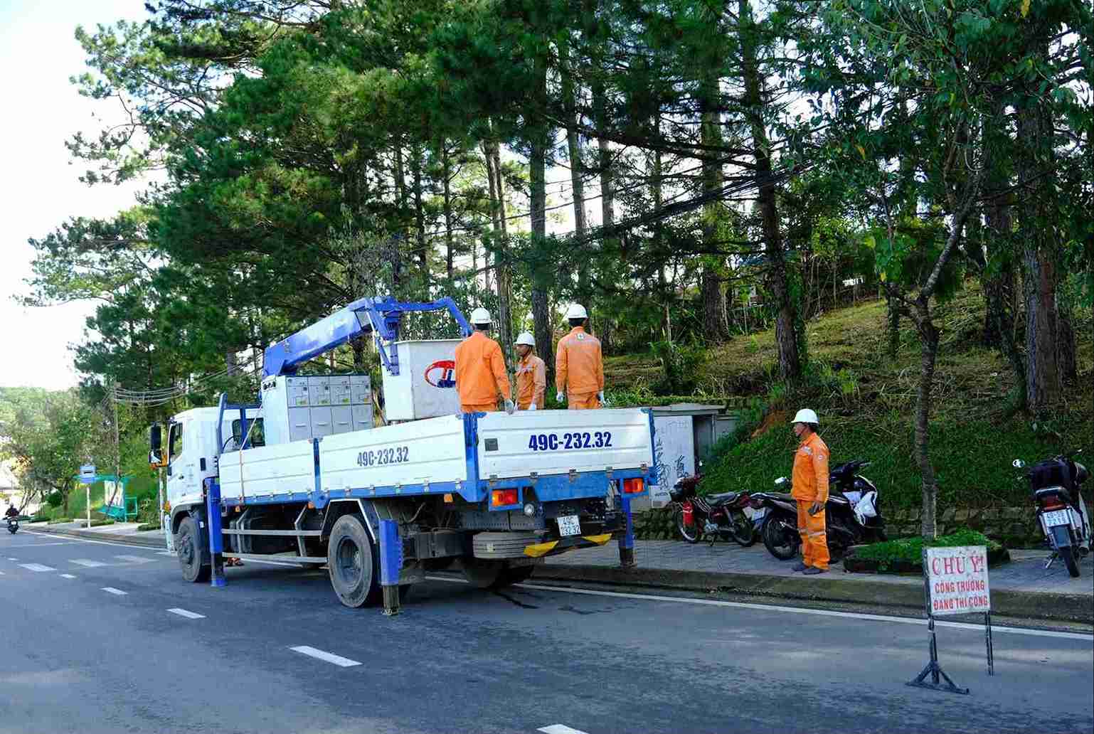 Các đơn vị thuộc Công ty Điện lực Lâm Đồng tập trung kiểm tra, bảo trì đường dây cung cấp điện. Ảnh: Phúc Khánh