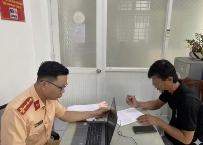 CSGT xử phạt tài xế xe tải chuyển làn ẩu. Ảnh: PC08