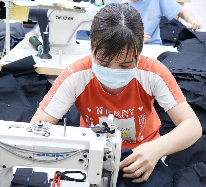 Chị Hà quyết định đi chung xe với chồng để tiết kiệm chi phí (Ảnh: MC)