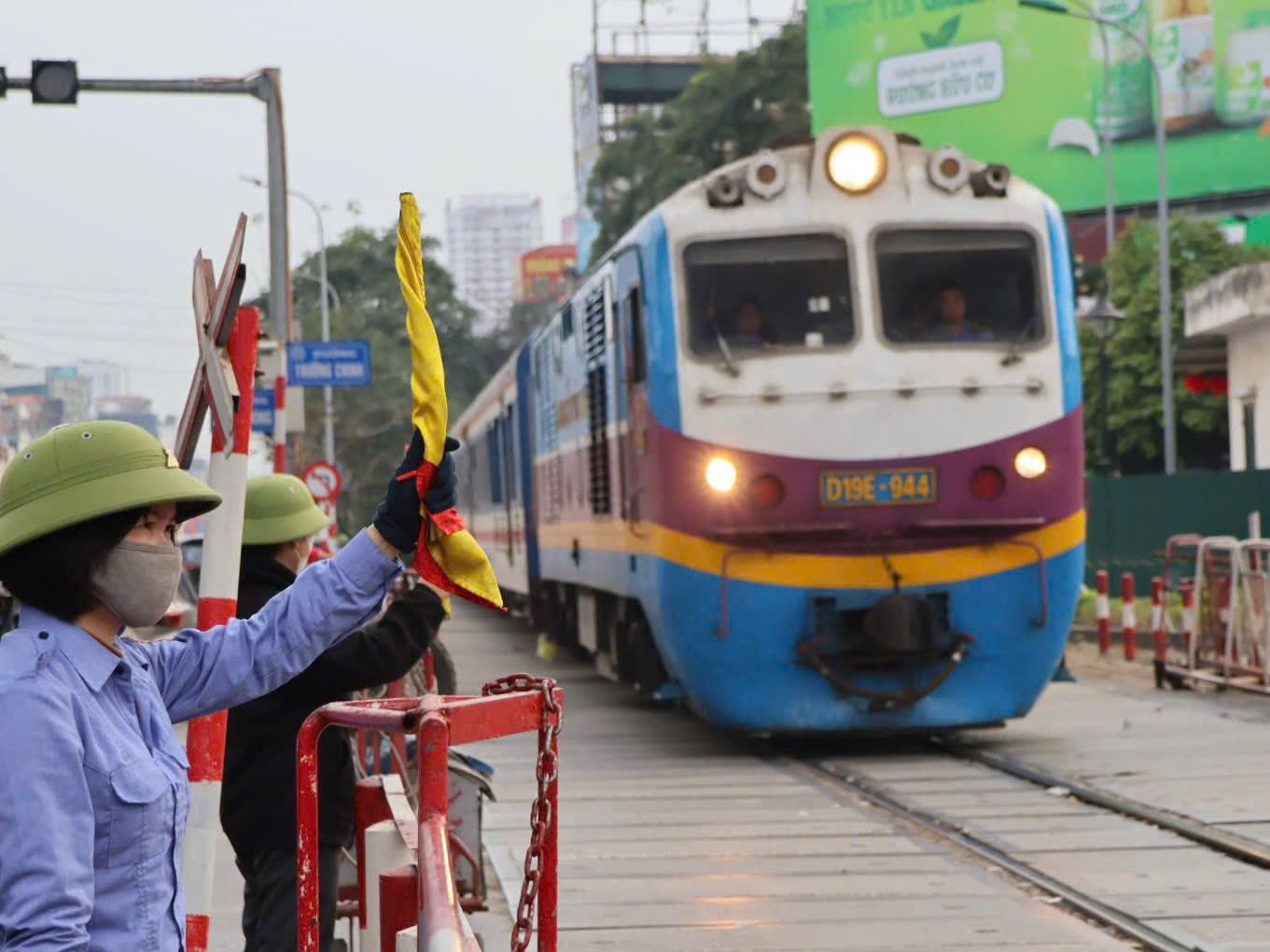 Nhân viên đường sắt trực tại khu vực đường sắt giao với đường bộ. Ảnh: Văn Huế