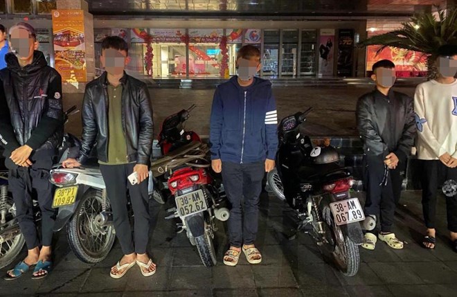 Xử lý 15 thanh thiếu niên tụ tập vi phạm an toàn giao thông vào ban đêm