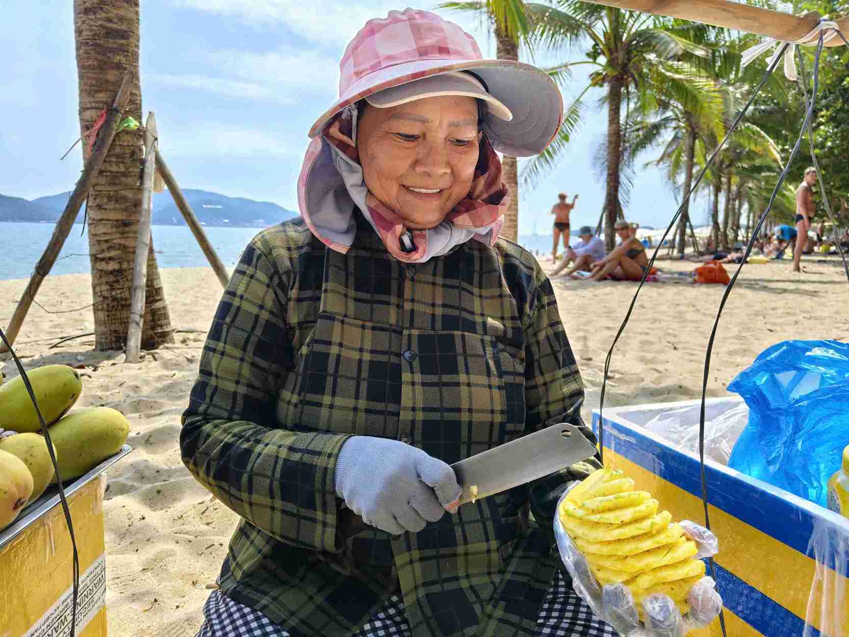 Nụ cười tươi cùng ánh mắt rạng rỡ của chị Mai tạo cảm giác gần gũi, cởi mở với những người xung quanh. Ảnh: Hữu Long